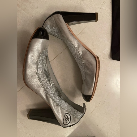 Chanel Size 39 Black Patent and Silver Pumps. - Picture 4 of 13
